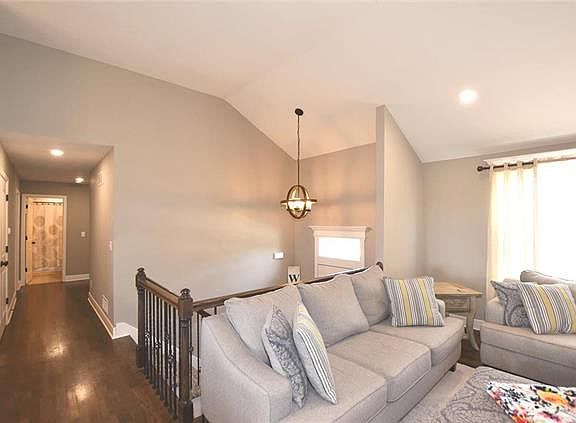 5th image of 1101 Buttercup St