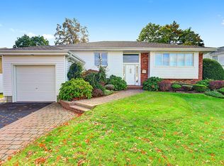 870 Flanders Dr, Valley Stream, NY 11581