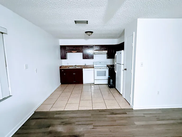 331 W Alamo Dr — Photo 2