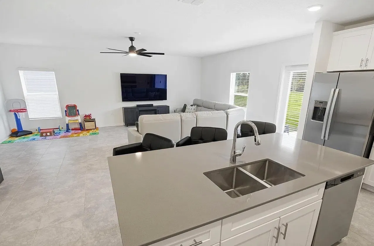 5 bed, 2.5 bath, 2210 sqft, $3,600 — Photo 4