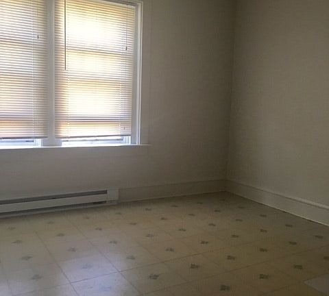 eat-in area of kitchen