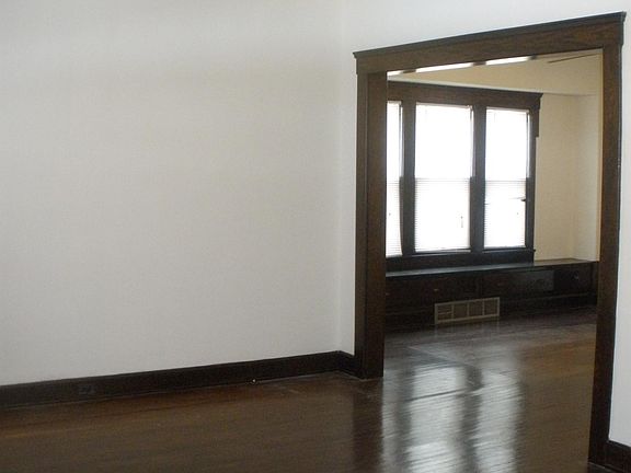 5th image of 10809 Almira Ave