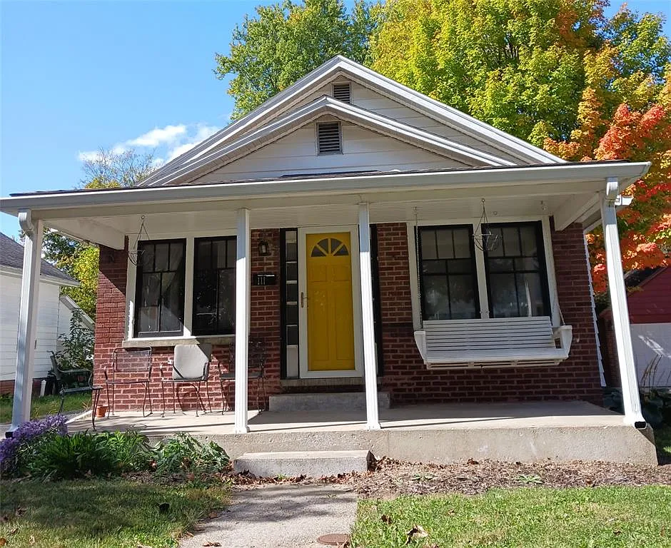 111 S Barr St photo 1