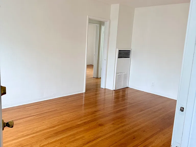 4319 Cahuenga Blvd — Photo 6