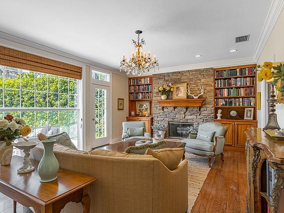 4th image of 1322 Golf View Dr