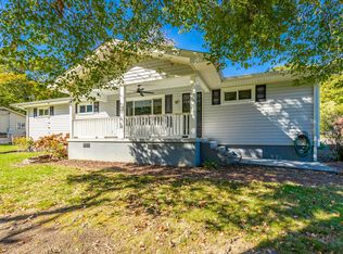 917 Crest Dr, Chickamauga, GA 30707