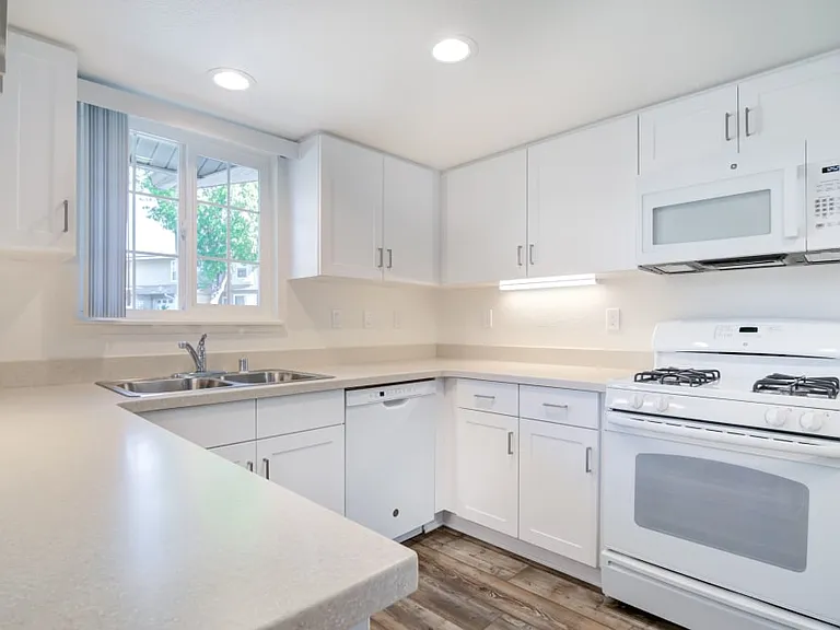 Aero Ridge - Military Housing — Photo 5