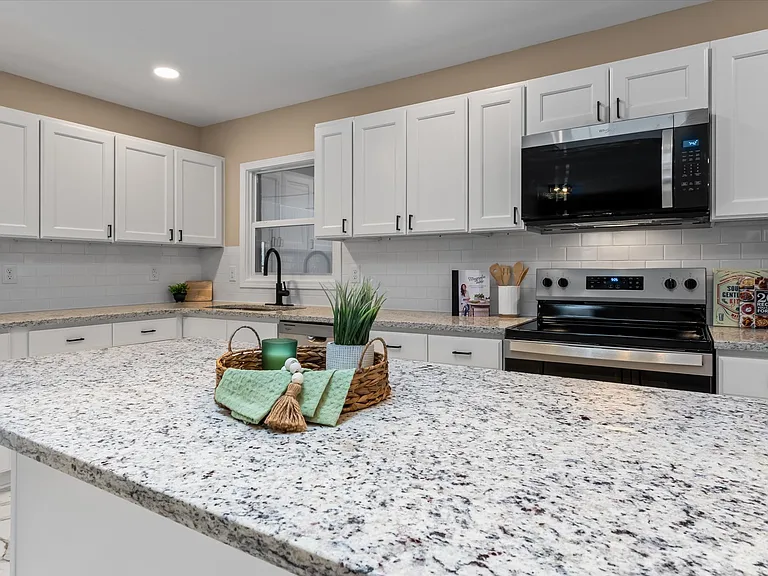 1090 Shalimar Dr — Photo 10