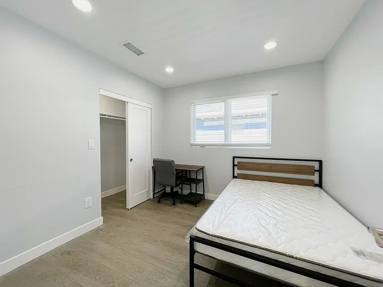2641 S Budlong Ave #2641 — Photo 15