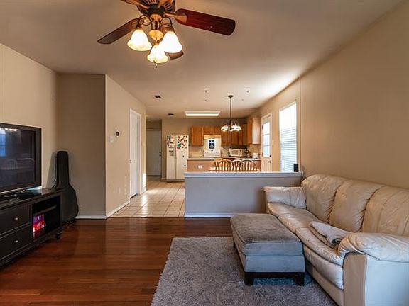 4th image of 2623 Lookout Dr