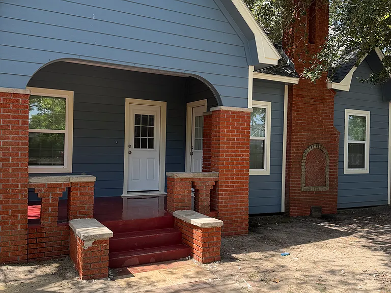 221 W Jack St — Photo 1