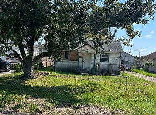 213 E Bernard St, Clute, TX 77531