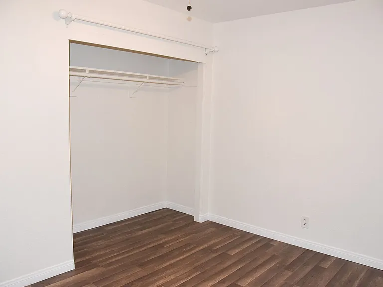 411 Kroeger St — Photo 10