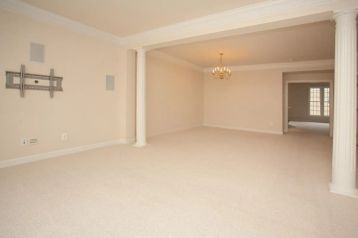 3 bed, 2.5 bath, 2894 sqft, $2,950 — Photo 2