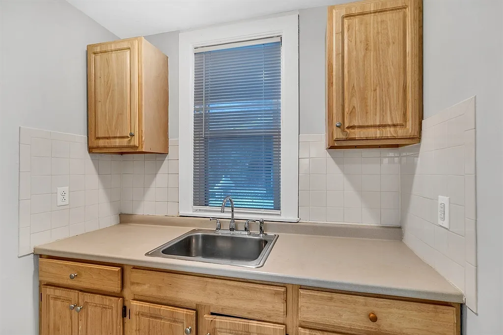 3 bed, 1.0 bath, 1300 sqft, $2,800 — Photo 3