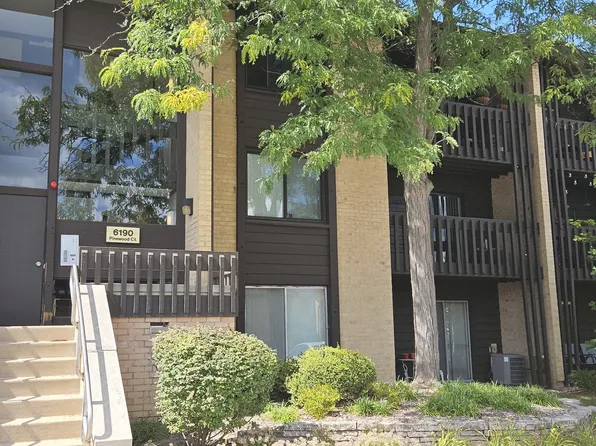 6190 Pinewood Ct APT 302, Willowbrook, IL 60527