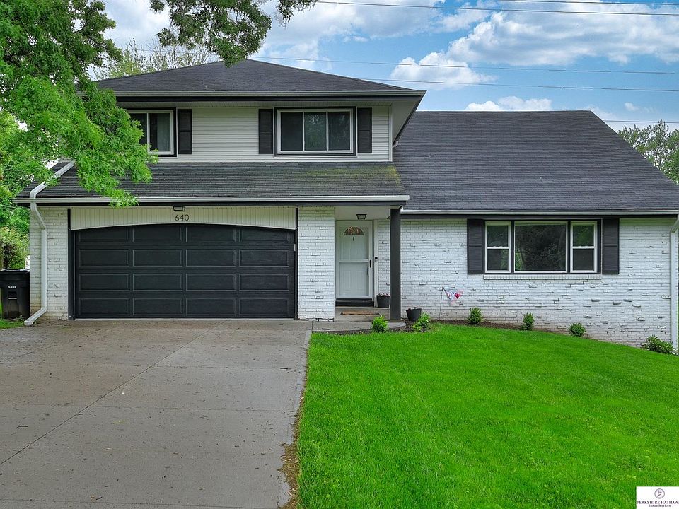 1st image of 640 S 124th Ave