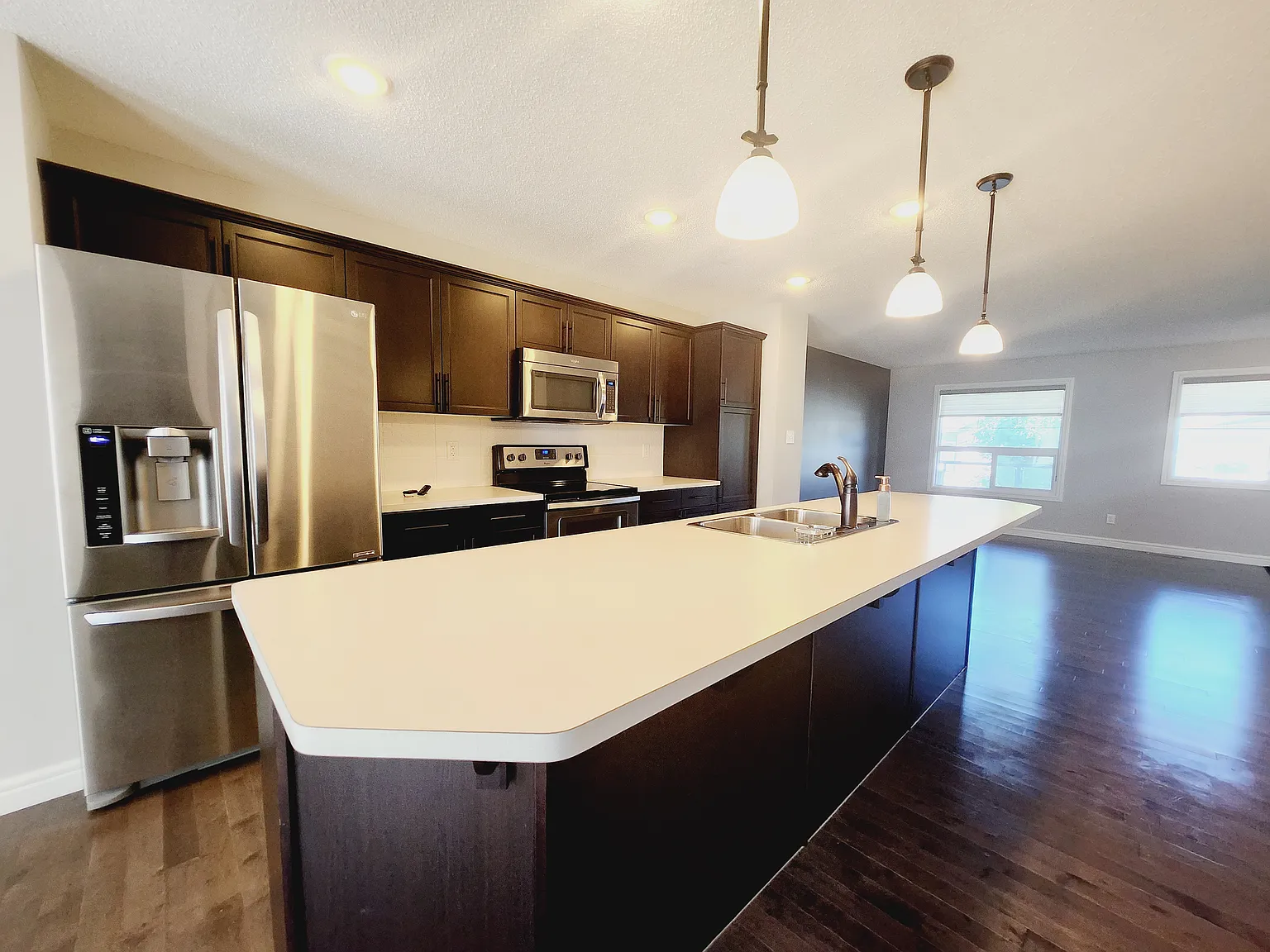 2265 Casey Crescent SW — Photo 2