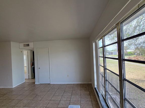5th image of 22179 Catherine Ave