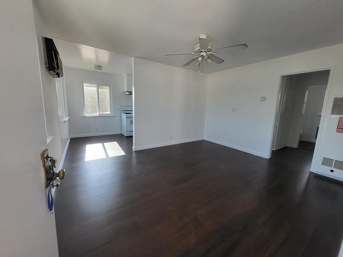 Building Photo - 934 N Lake Ave #5
