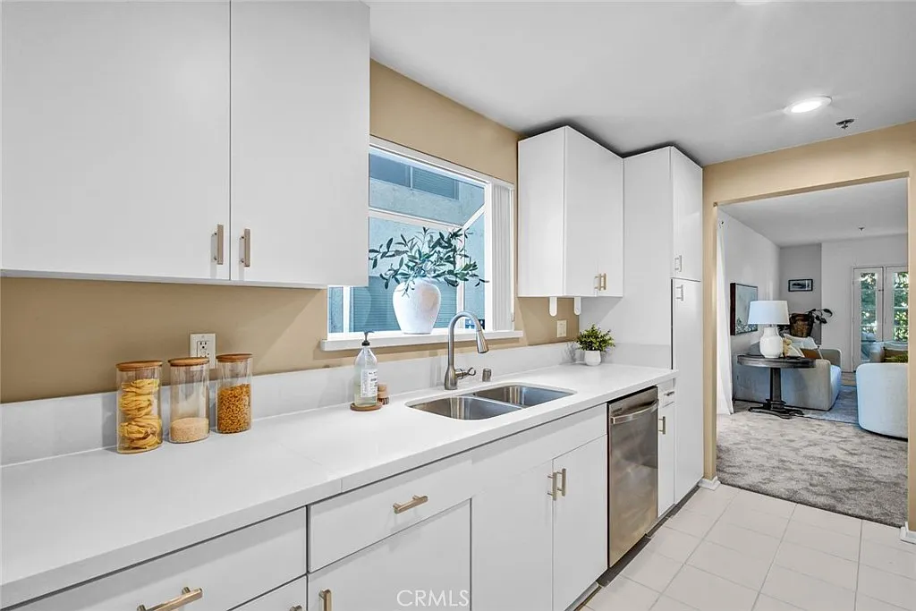 2 bed, 1549 sqft, $4,300 — Photo 2