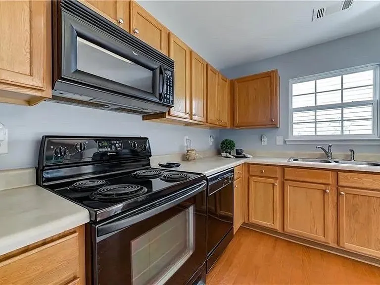 2820 Mayfair Dr — Photo 6