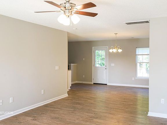 5th image of 230 Emerald Isle Dr