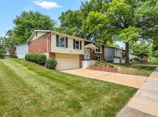 899 Oklahoma Ave, Ballwin, MO 63021