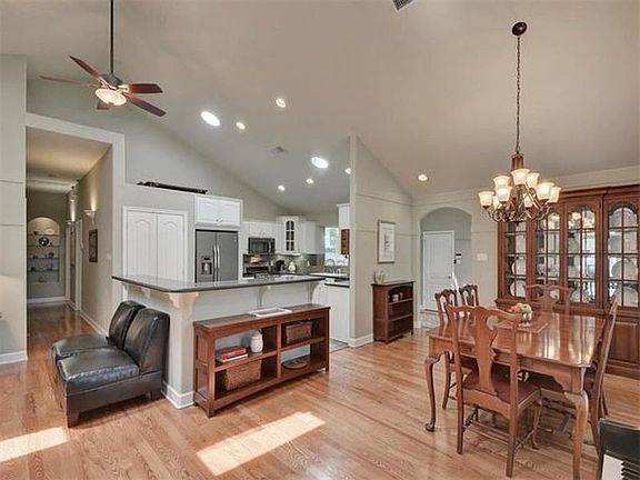 2nd image of 905 Juanita St