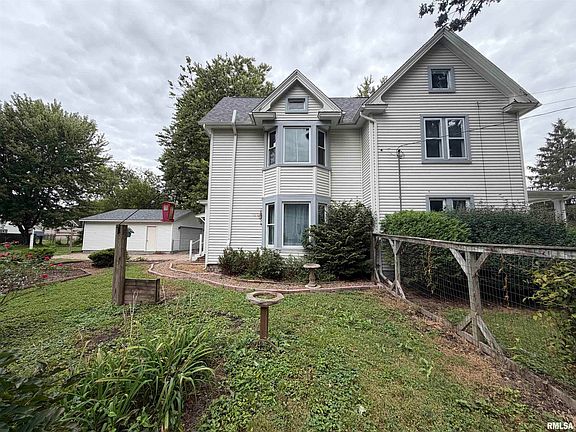 4th image of 818 Maple Ave