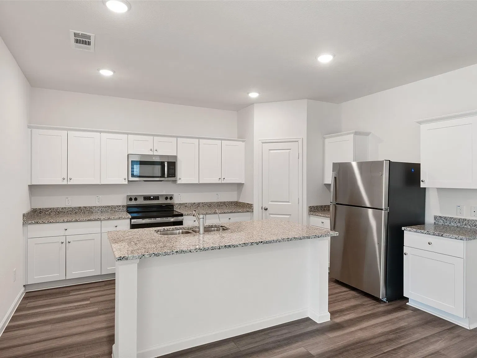 5 bed, 3.0 bath, 2609 sqft, $2,550 — Photo 3