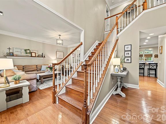 4th image of 557 Fair Oaks Dr