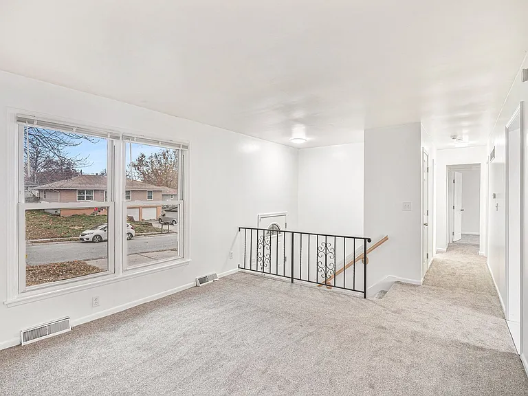 1208 S Mayview Ave — Photo 3
