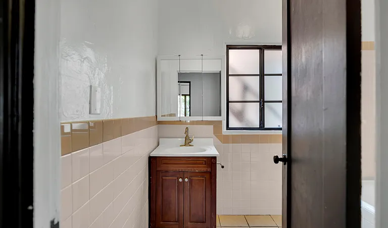 2270 N Beachwood Dr #2 — Photo 16