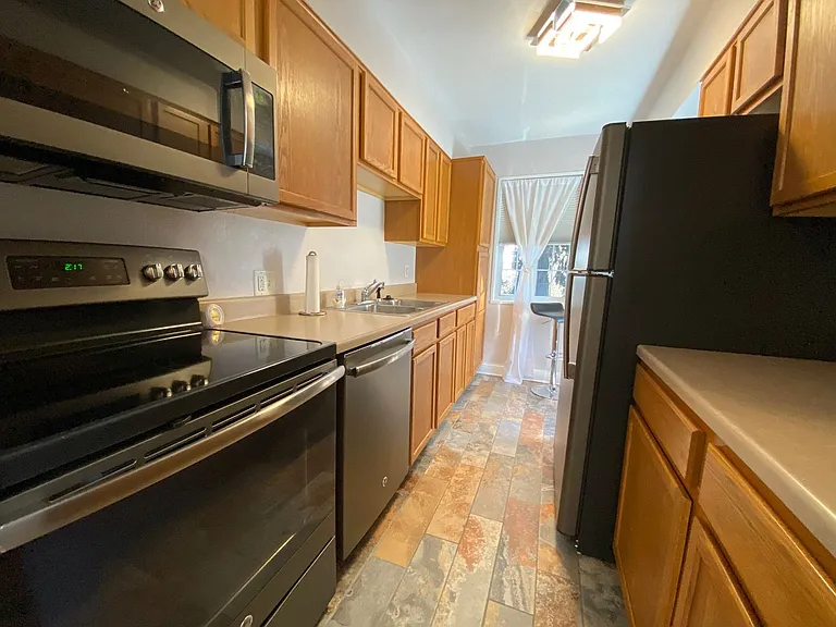 502 Grandview Ct — Photo 3