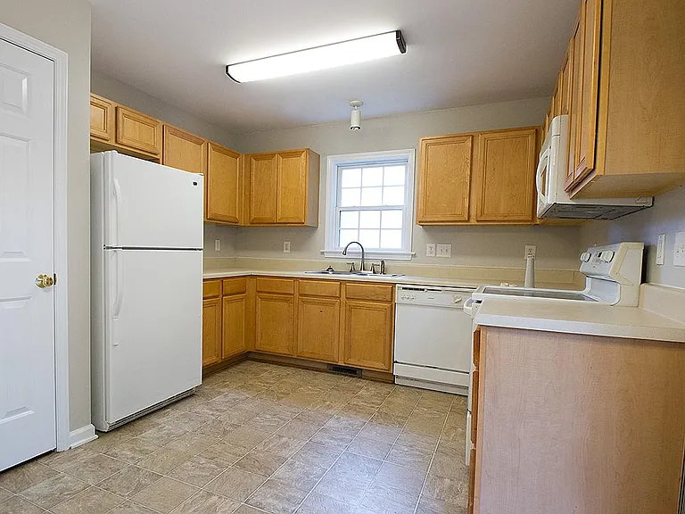 404 Foxbridge Ct — Photo 4