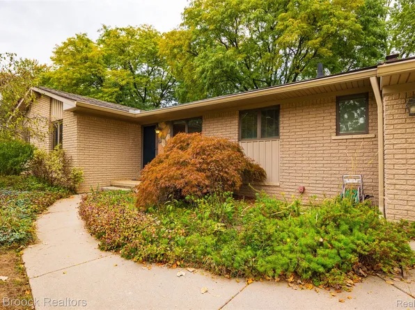304 Paragon Ave, Troy, MI 48098