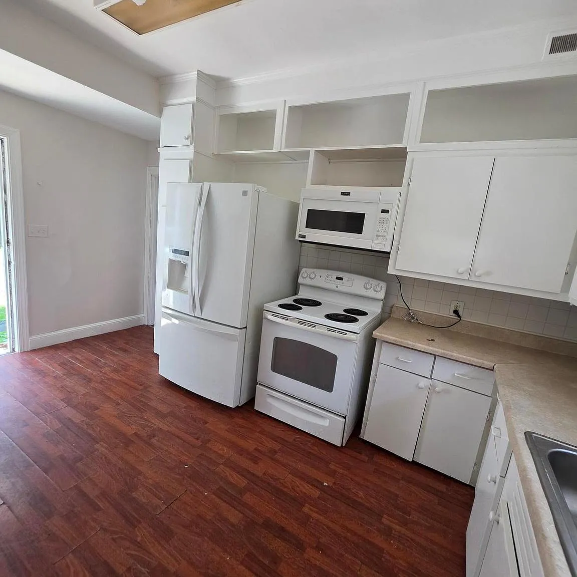 3 bed, 1800 sqft, $2,200 — Photo 2
