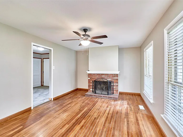 389 Messina Dr — Photo 2