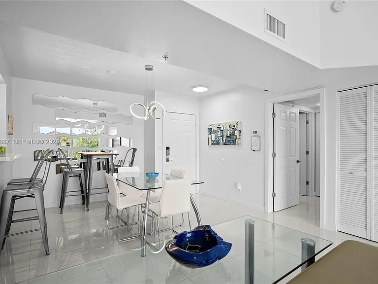 529 E Sheridan St #307 — Photo 8