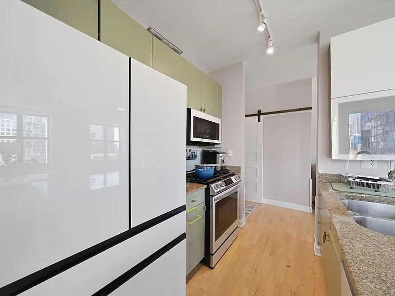 451 W Huron St #907 — Photo 11