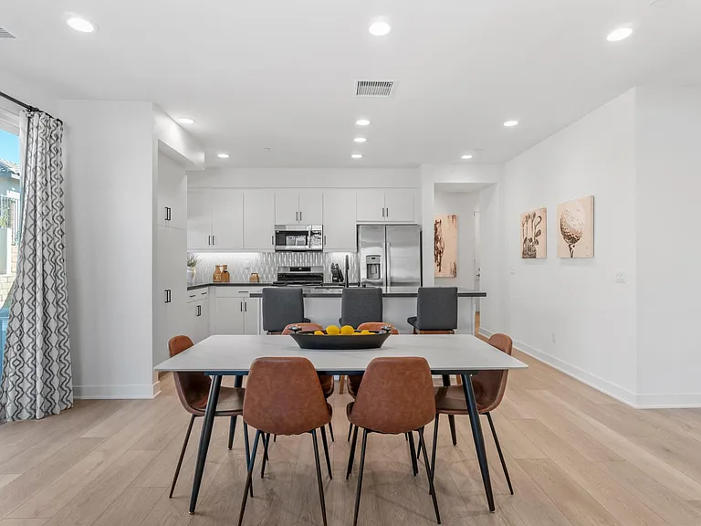 Dining area with seating for 6.