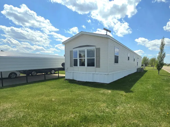 338 3rd St NW, Gwinner, ND 58040