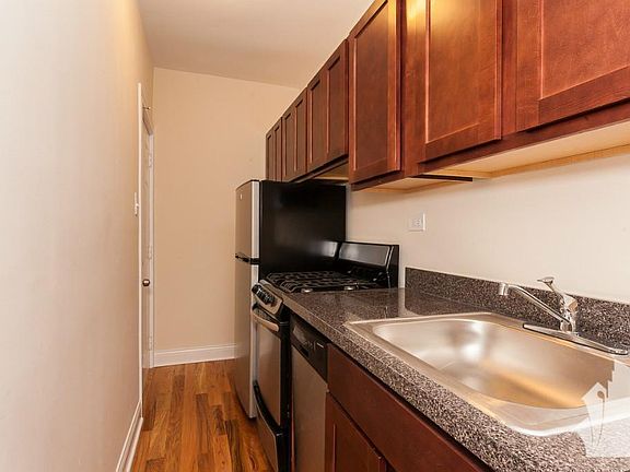 3rd image of 955 W Cornelia Ave APT 1A