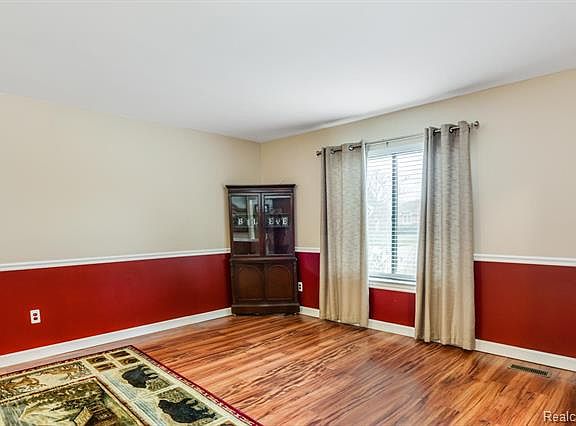 2nd image of 38419 Arlingdale Dr