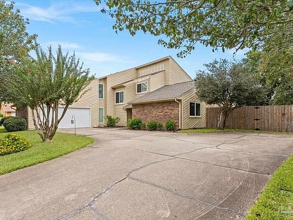 4th image of 3724 Tiger Point Blvd