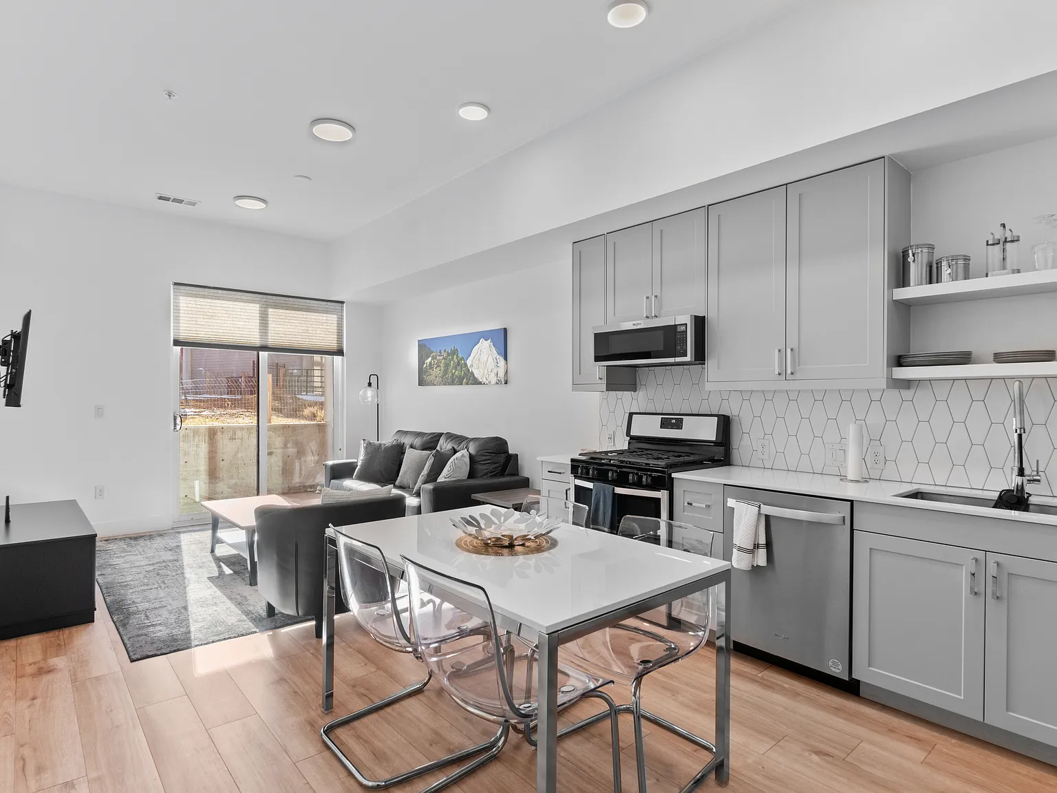 2 bed, 749 sqft, $3,270 — Photo 3
