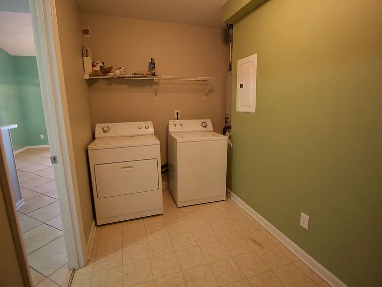 120 Breezewood Dr — Photo 29