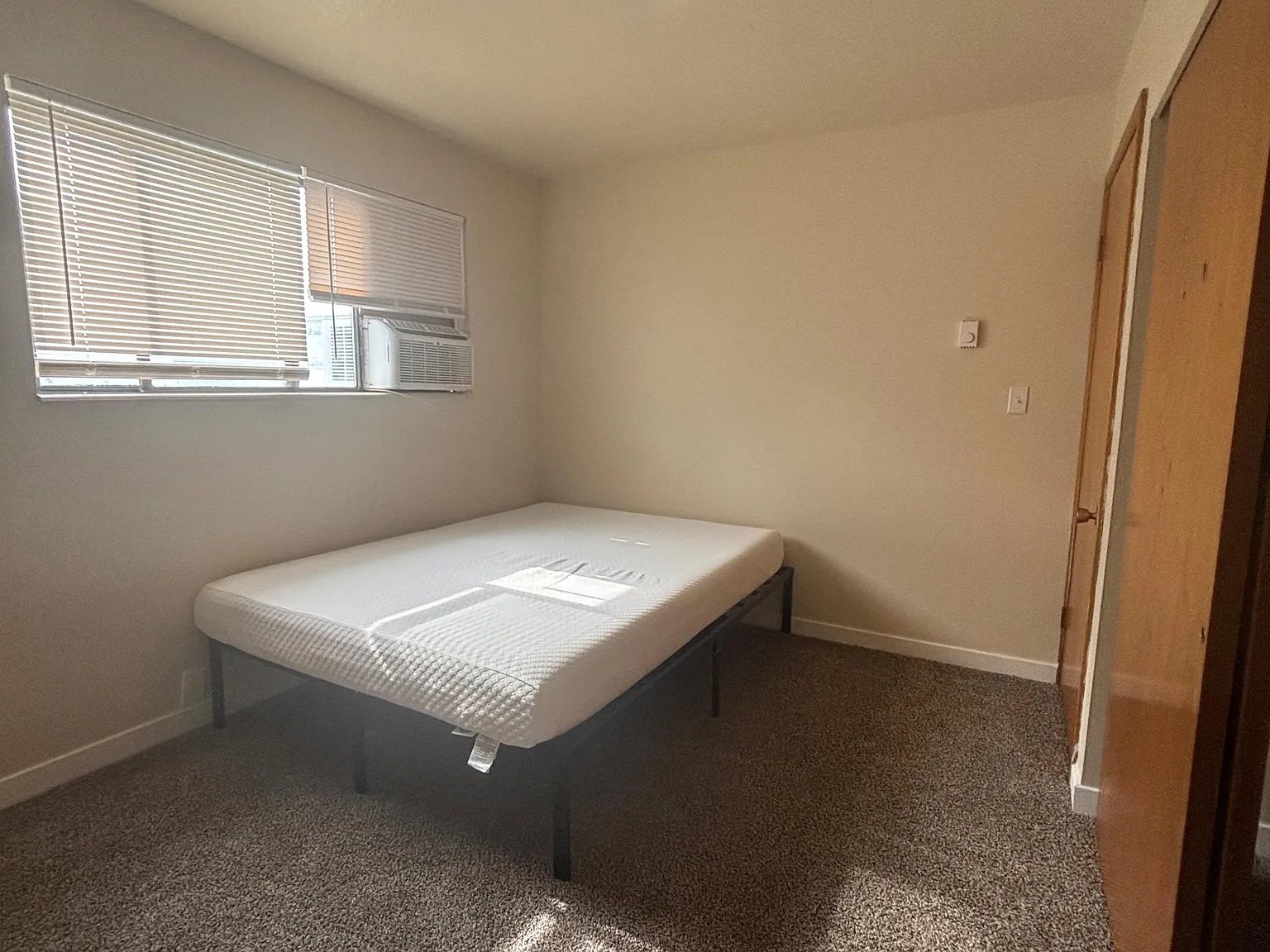 4 bed, 2.0 bath, 1600 sqft, $572 — Photo 2