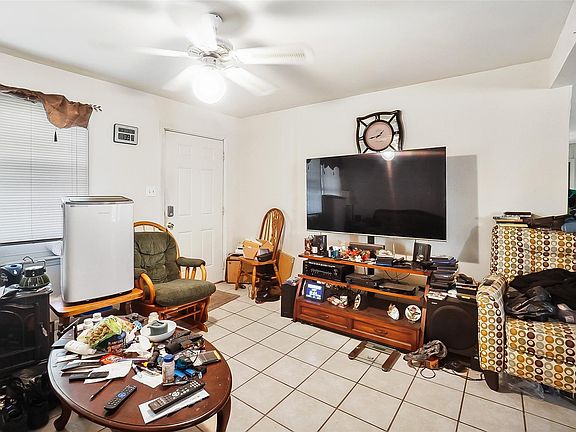 5th image of 185 Dawn St